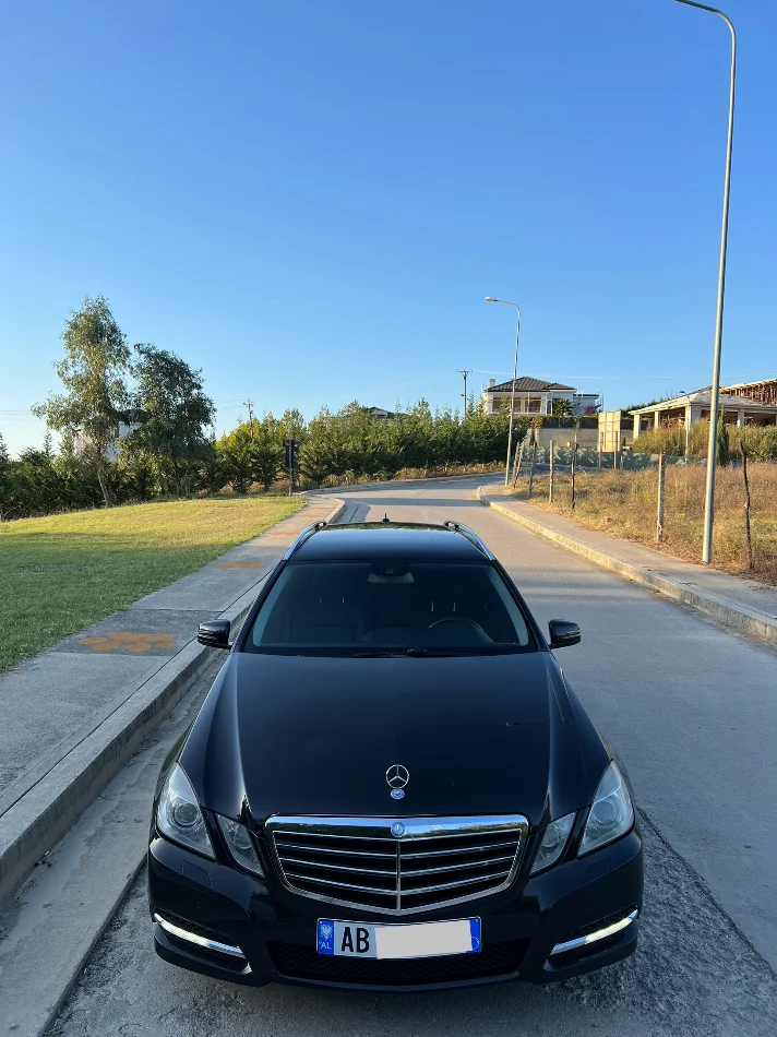 Tirane, shitet makine me portobagazh Mercedes benz E class Nafte, e zeze automatik Klima 29.000 km