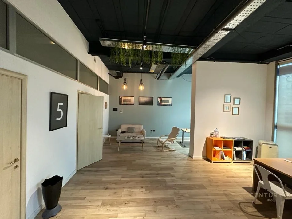 Tirane, jepet me qera ambjent biznesi Kati 2, 52 m² 1.000 € (Sami Frasheri)