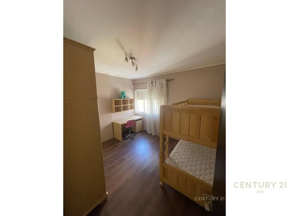 Tirane, jepet me qera apartament 3+1+Aneks+Ballkon Kati 4, 143 m² 750 € 