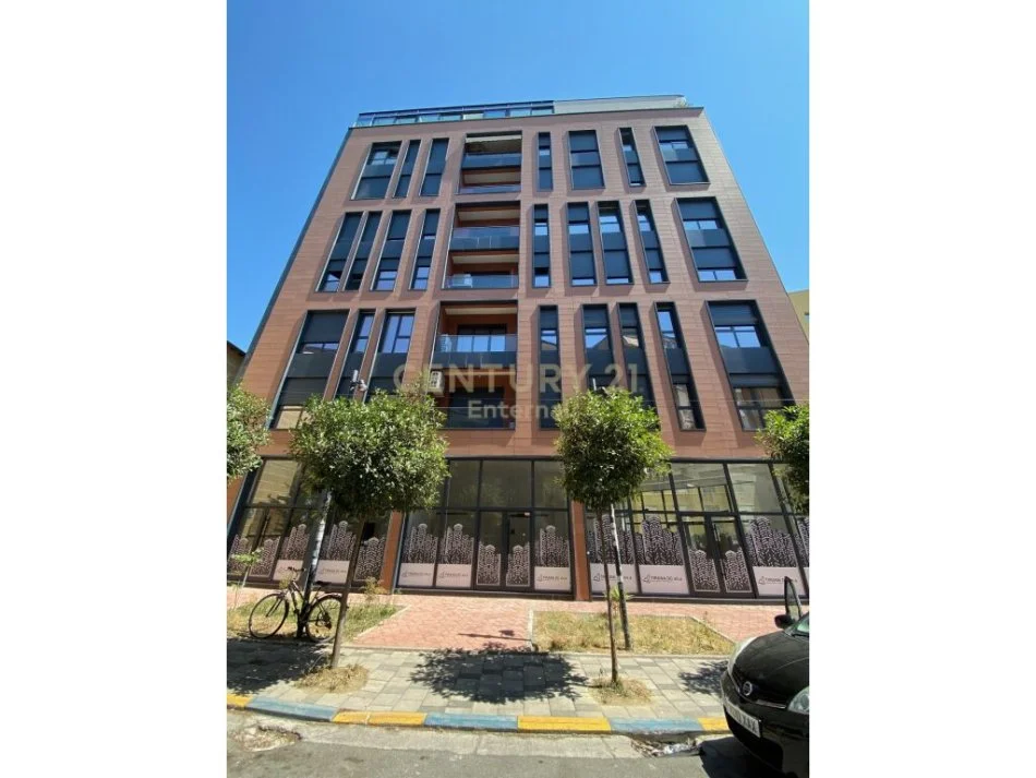 Tirane, shitet ambjent biznesi + 4 poste parkimi,Kati 1, 315 m² Cmimi sipas kerkeses(Prane sheshit Skenderbej)