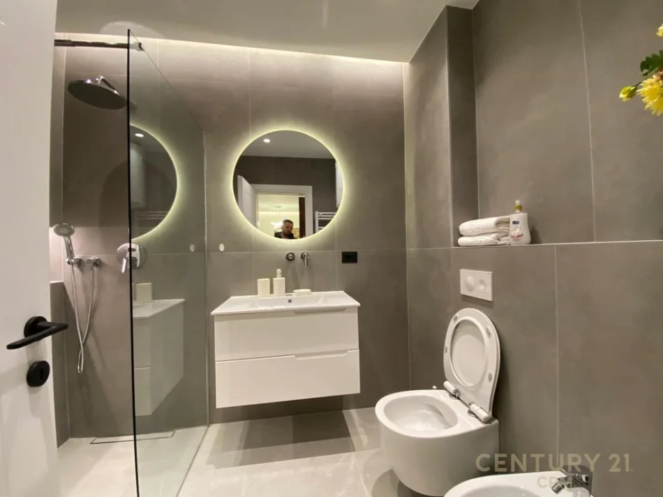 Tirane, jepet me qera apartament 1+1+Aneks+Ballkon Kati 3, 70 m² 883 € (Liceu)