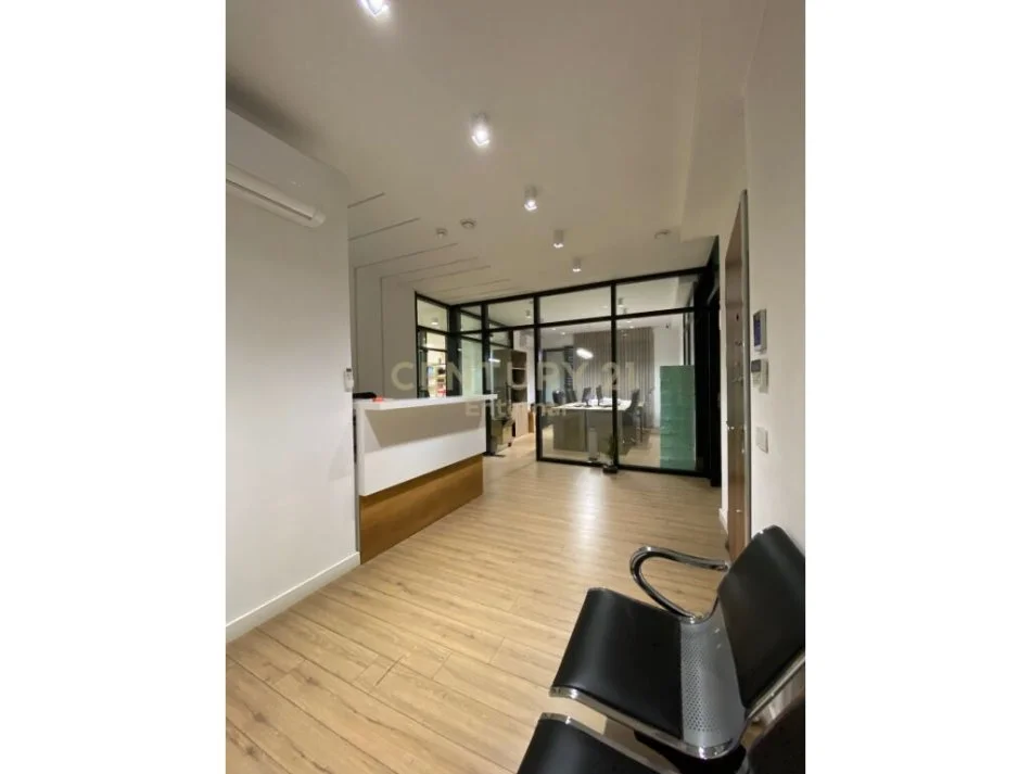 Tirane, shitet ambjent biznesi + 4 poste parkimi,Kati 1, 315 m² Cmimi sipas kerkeses(Prane sheshit Skenderbej)