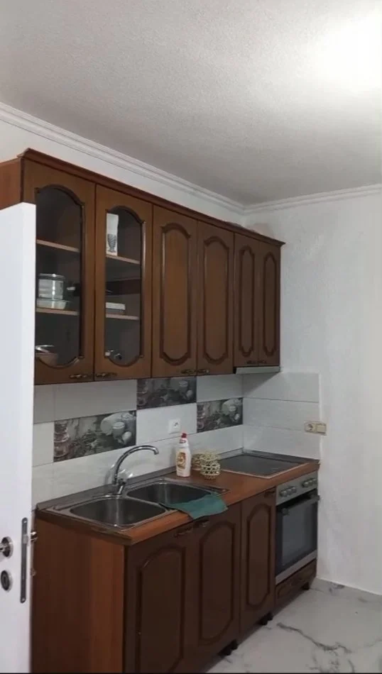 Tirane, jepet me qera shtepi 1+1 Kati 1, 62 m² 200 € 