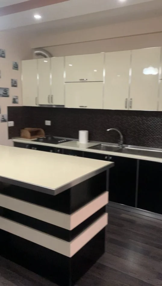 Tirane, Sauk jepet me qera shtepi 2+1+Aneks+Ballkon Kati 2, 110 m² 400 €