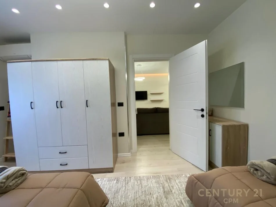 Tirane, jepet me qera apartament 1+1+Aneks+Ballkon Kati 3, 50 m² 883 € (Liceu Artistik)