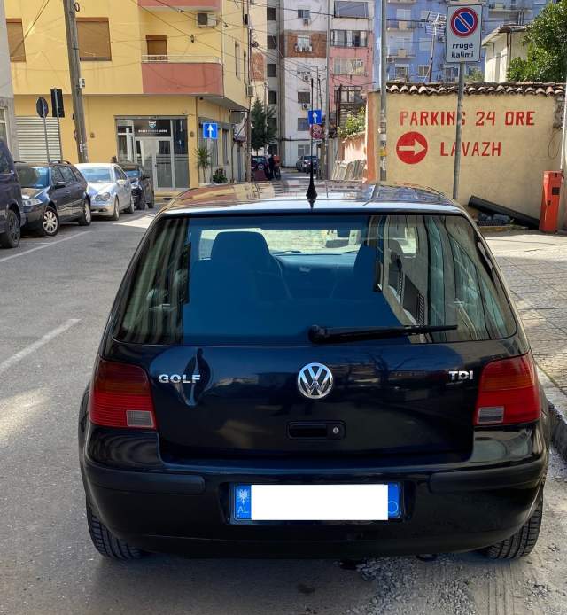 Tirane, shes makine Volkswagen Golf 4 Viti 1999, 2.500 Euro