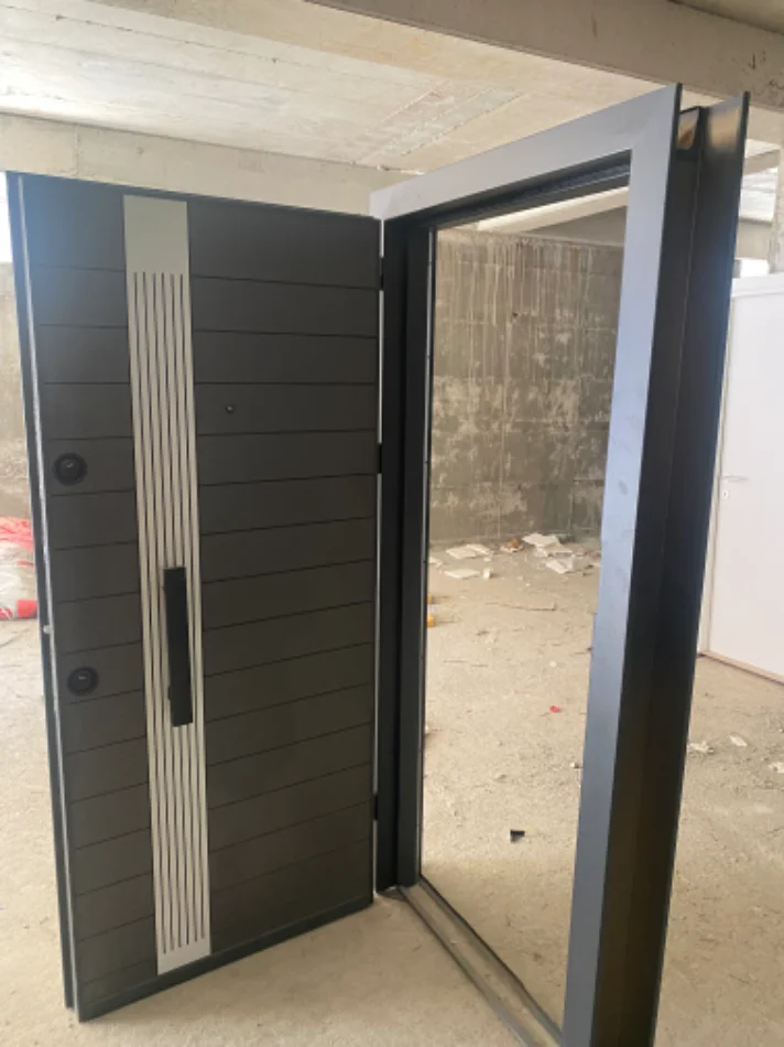 Tirane, shes apartament 1+1+Ballkon Kati 2, fundi bulevardit te ri(paskuqan)