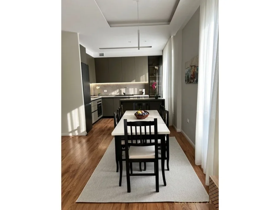 Tirane, jap me qera apartament 5+1 Kati 3, 800 m² 1.600 € 