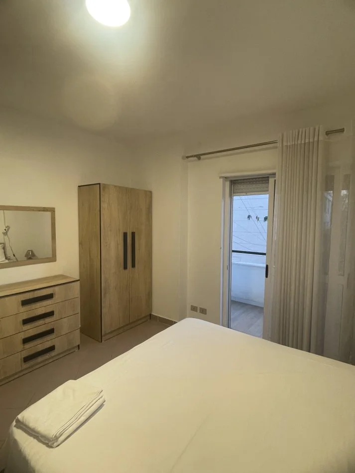 Durres, jepet me qera 1+1+Ballkon Kati 2, 75 m² 350 € (Rruga Pavarsia Durres)