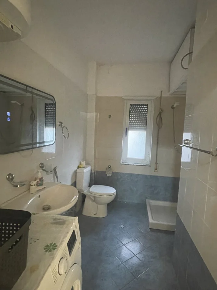 Durres, jepet me qera 1+1+Ballkon Kati 2, 75 m² 350 € (Rruga Pavarsia Durres)