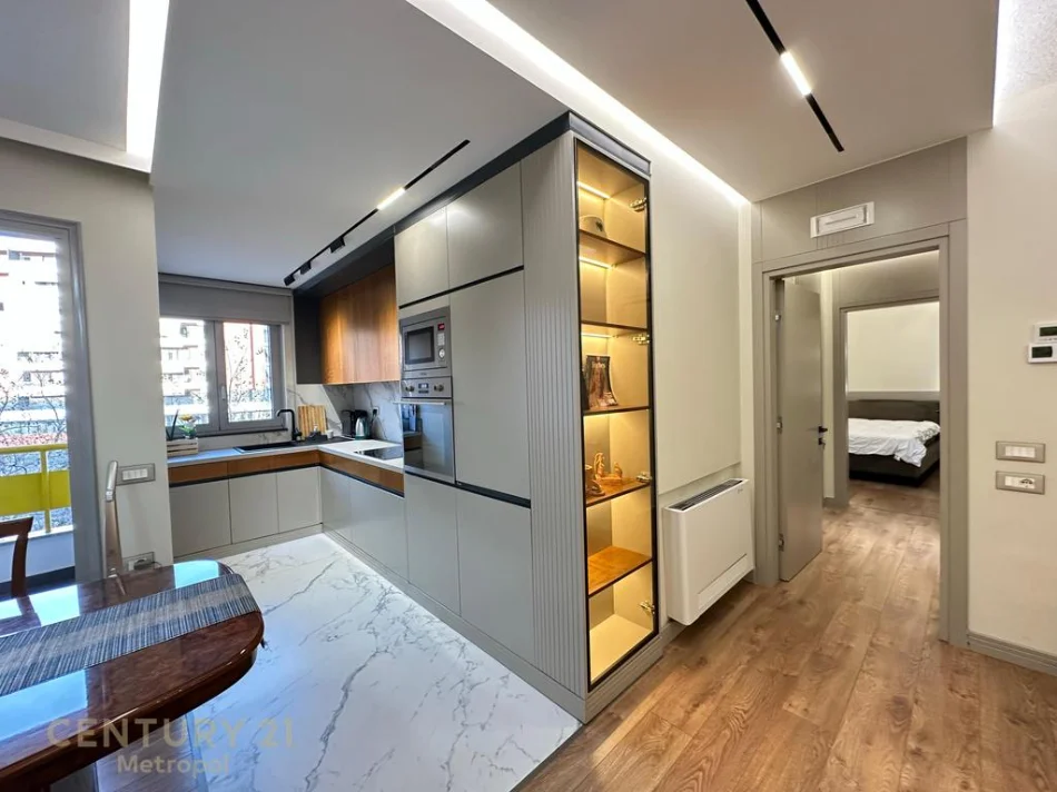 Tirane, jepet me qera apartament 2+1+Aneks+Ballkon Kati 3, 105 m² 750 € 