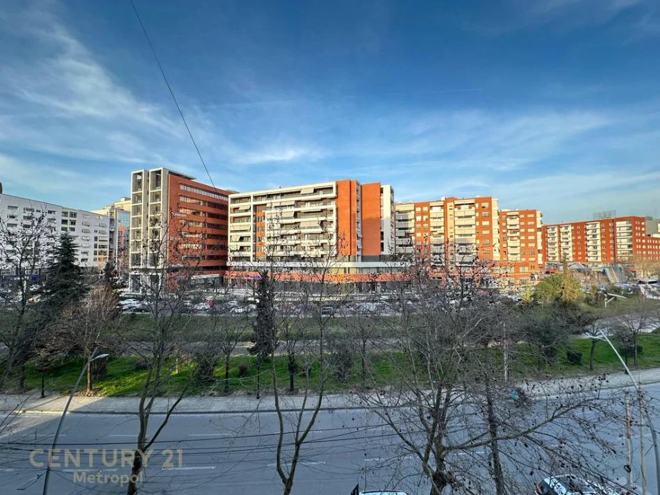 Tirane, jepet me qera apartament 2+1+Aneks+Ballkon Kati 3, 105 m² 750 € 