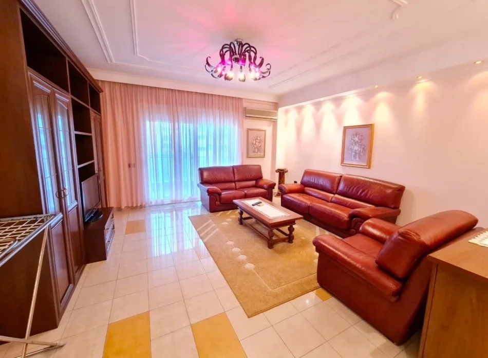 Tirane, jepet me qera apartament 2+1+Ballkon , 116 m² (Bllok, Prane Piceri Era)