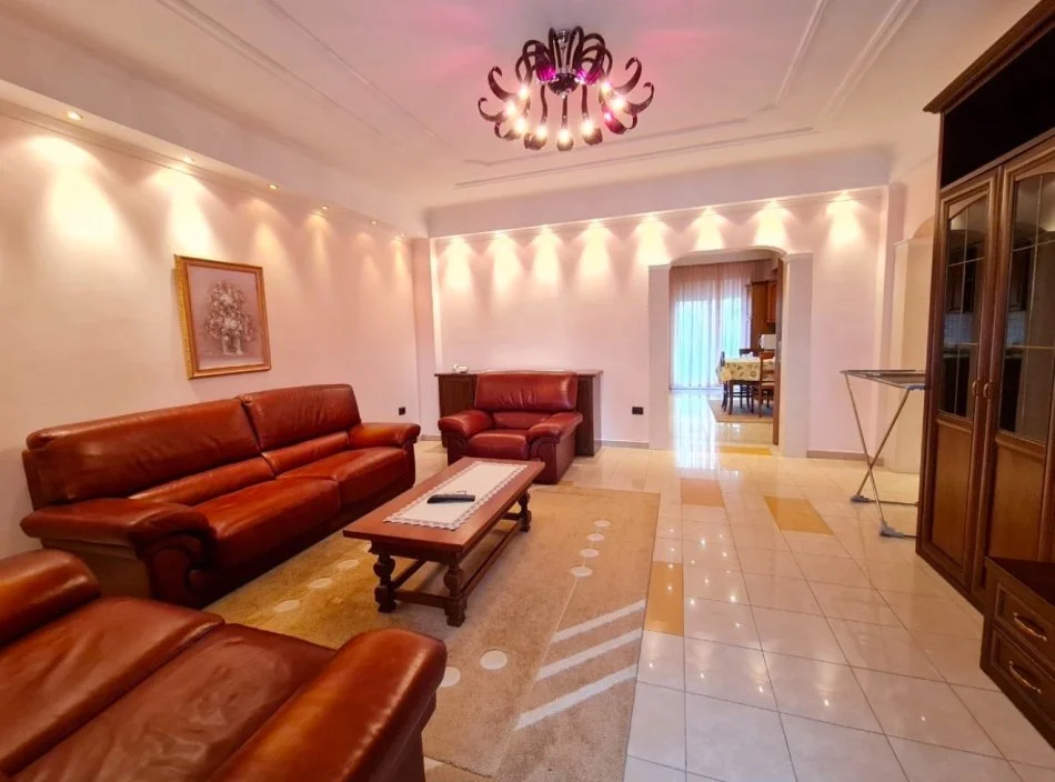 Tirane, jepet me qera apartament 2+1+Ballkon , 116 m² (Bllok, Prane Piceri Era)