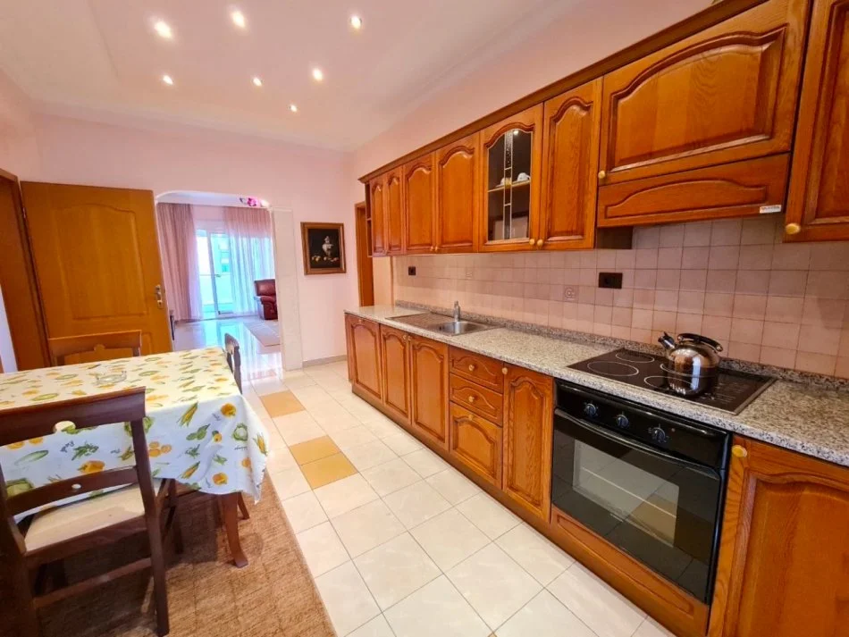 Tirane, jepet me qera apartament 2+1+Ballkon , 116 m² (Bllok, Prane Piceri Era)