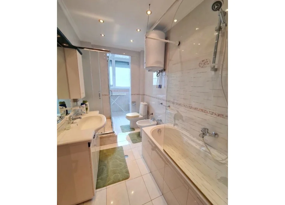 Tirane, jepet me qera apartament 2+1+Ballkon , 116 m² (Bllok, Prane Piceri Era)