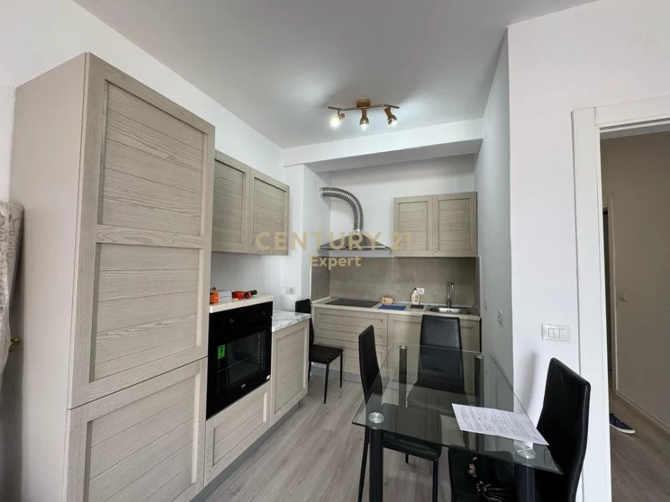 Tirane, jepet me qera apartament 1+1+Aneks+Ballkon Kati 7, 81 m² 700 € 