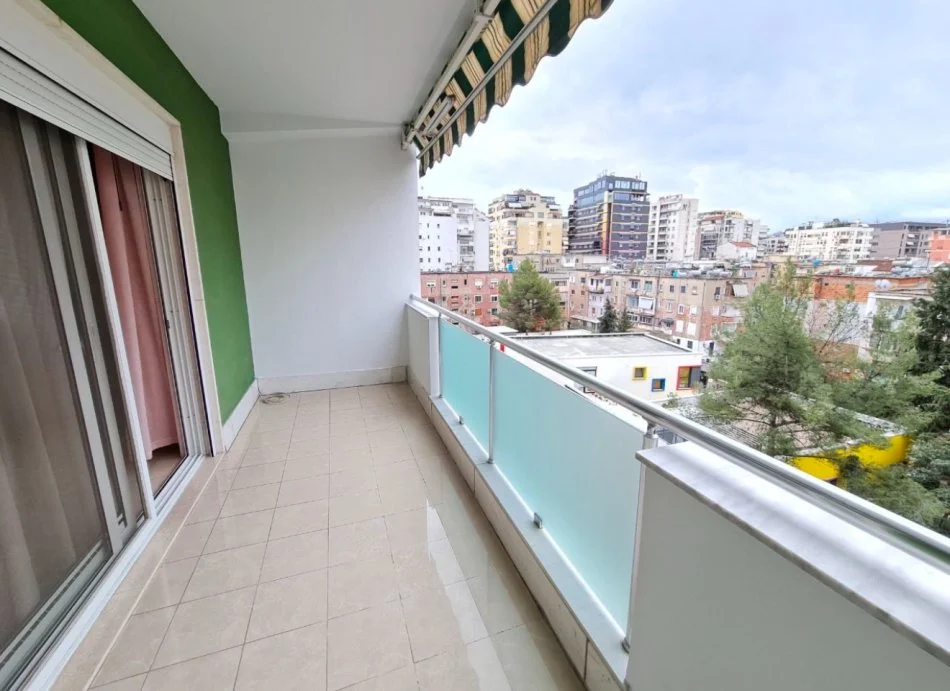 Tirane, jepet me qera apartament 2+1+Ballkon , 116 m² (Bllok, Prane Piceri Era)