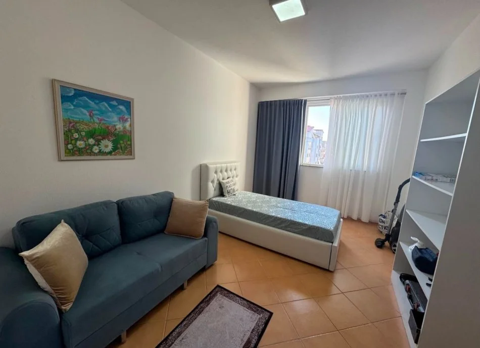 Tirane, jap me qera apartament 2+1+Ballkon Kati 9, 94 m² 700 € (Komuna e Parisit)