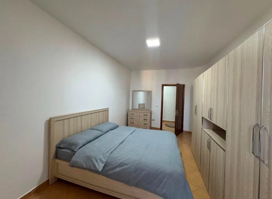 Tirane, jap me qera apartament 2+1+Ballkon Kati 9, 94 m² 700 € (Komuna e Parisit)