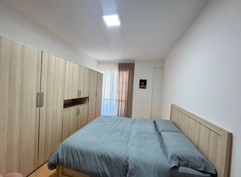 Tirane, jap me qera apartament 2+1+Ballkon Kati 9, 94 m² 700 € (Komuna e Parisit)