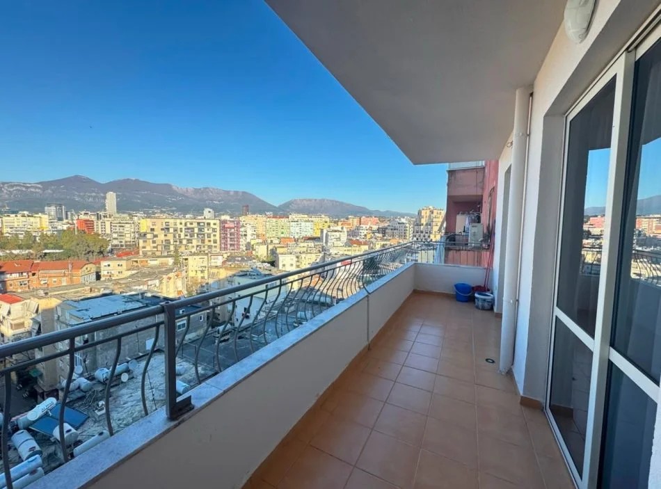 Tirane, jap me qera apartament 2+1+Ballkon Kati 9, 94 m² 700 € (Komuna e Parisit)