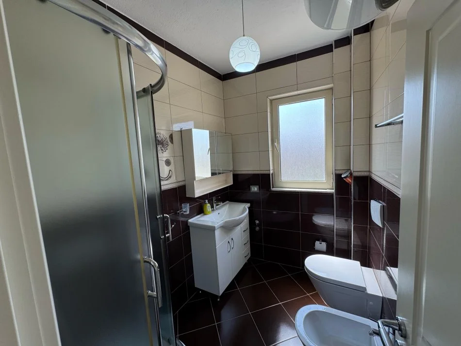 Tirane, jepet me qera apartament 2+1 Kati 4, 110 m² 900 € (Mozaiku i tiranes)