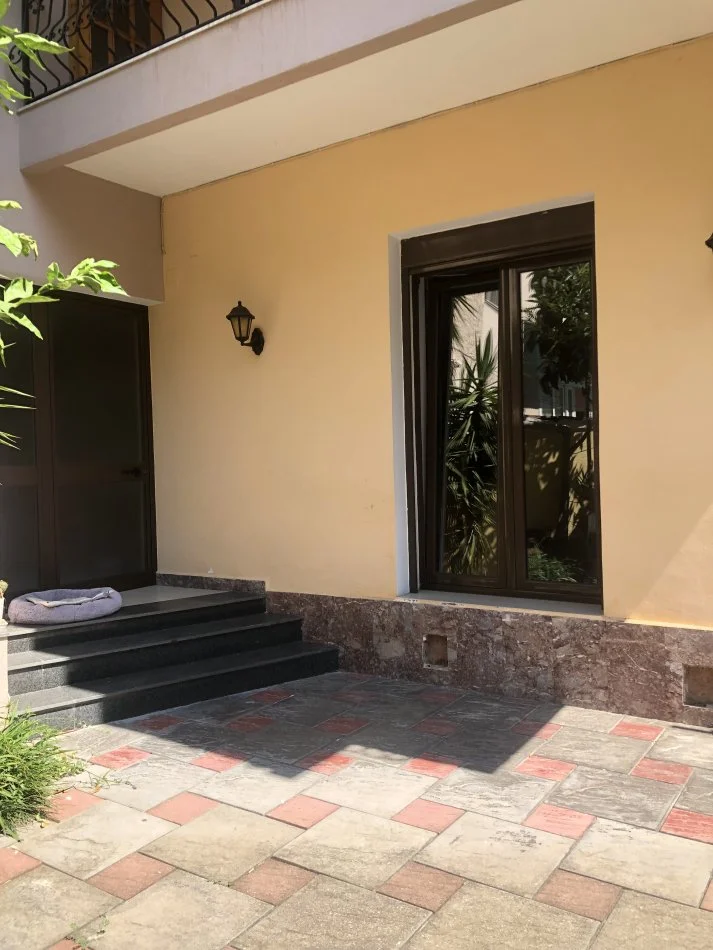 Shqiperi, jap me qera Vile 1+1 Kati 1, 70 m² 500 € (Medresw)