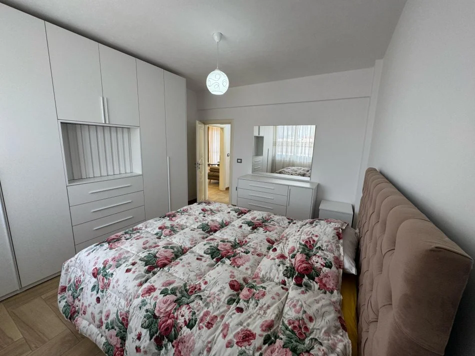 Tirane, jepet me qera apartament 2+1 Kati 4, 110 m² 900 € (Mozaiku i tiranes)