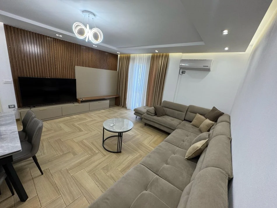 Tirane, jepet me qera apartament 2+1 Kati 4, 110 m² 900 € (Mozaiku i tiranes)