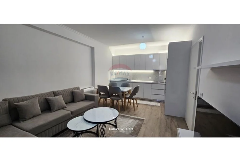 Tirane, jepet me qera apartament 2+1+Ballkon Kati 4, 105 m² 700 € (Rruga Teodor Keko)