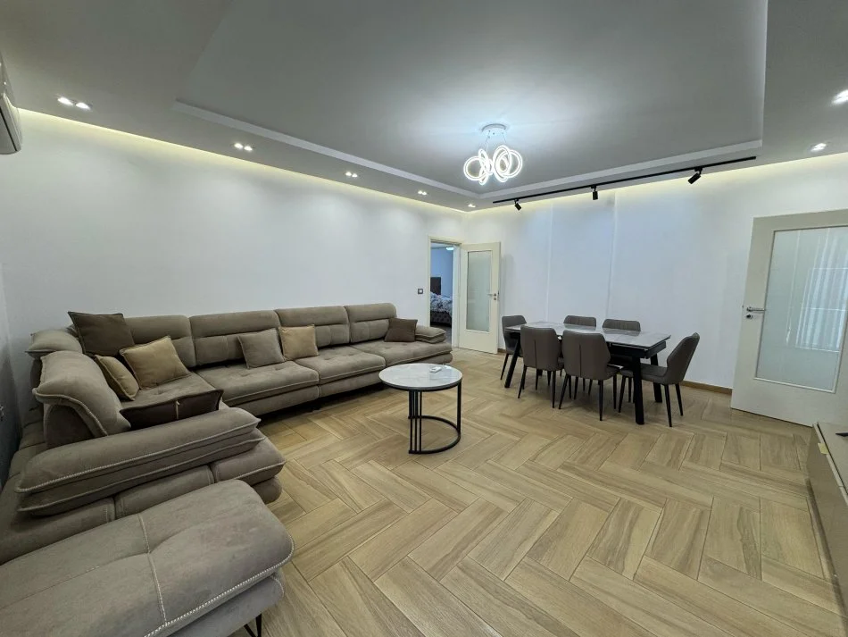 Tirane, jepet me qera apartament 2+1 Kati 4, 110 m² 900 € (Mozaiku i tiranes)