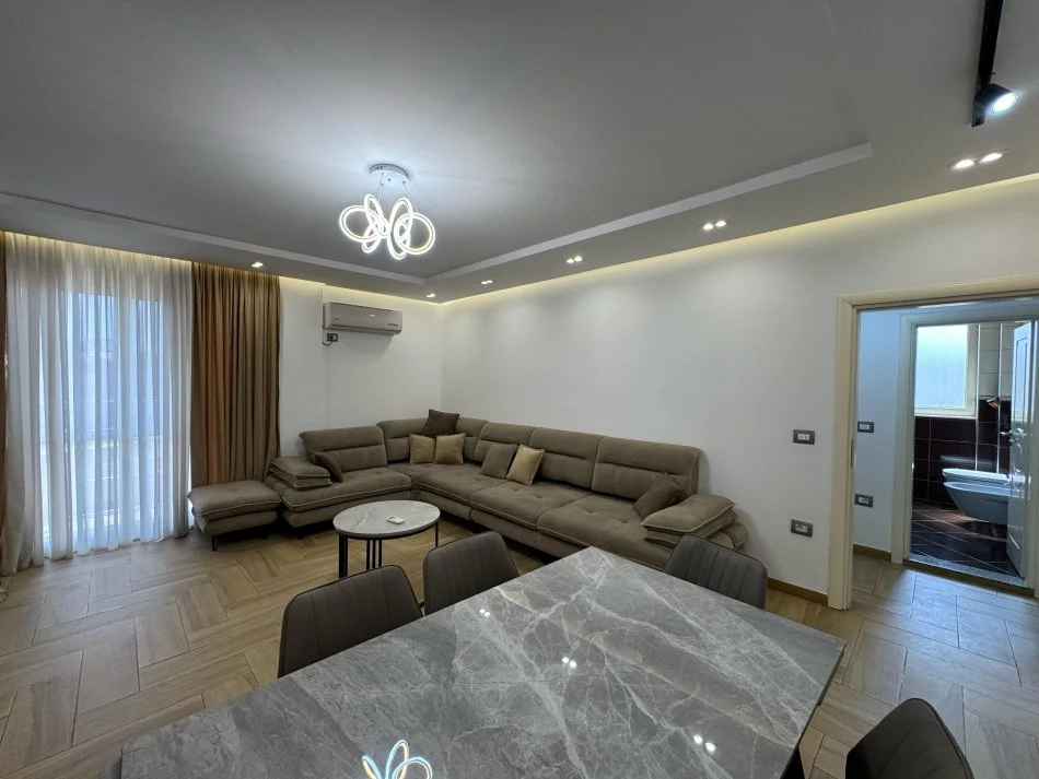Tirane, jepet me qera apartament 2+1 Kati 4, 110 m² 900 € (Mozaiku i tiranes)