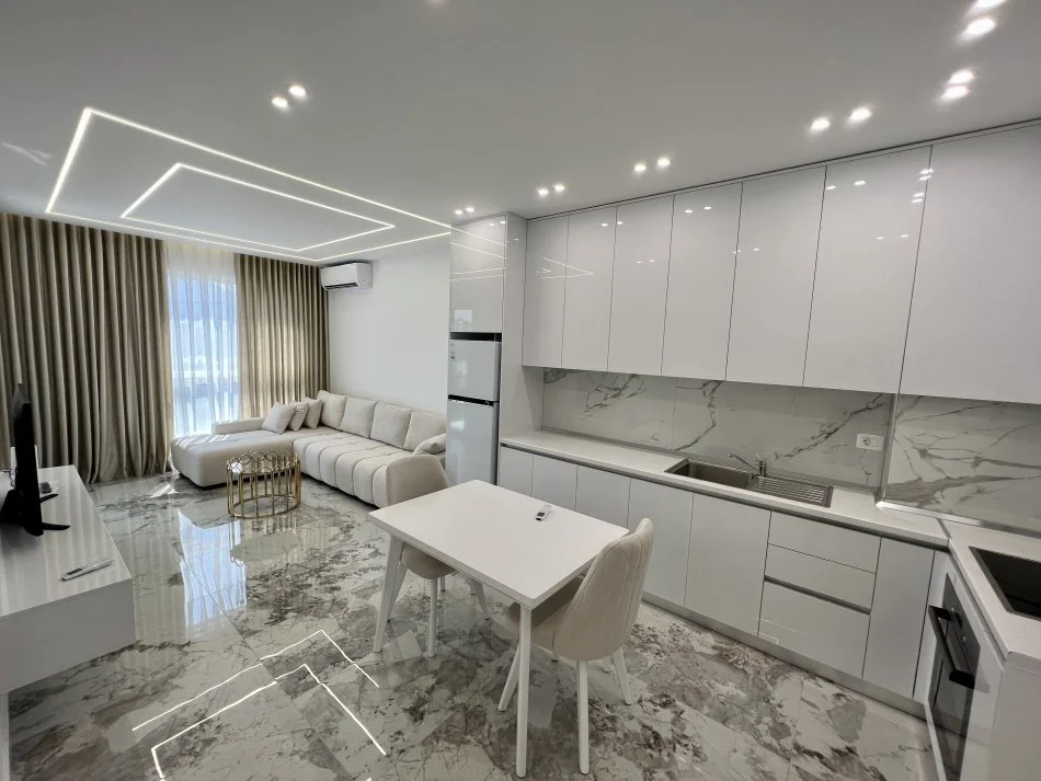 Tirane, jepet me qera apartament 1+1+Ballkon Kati 5, 60 m² 500 € (Paskuqan, Prane White Palace)