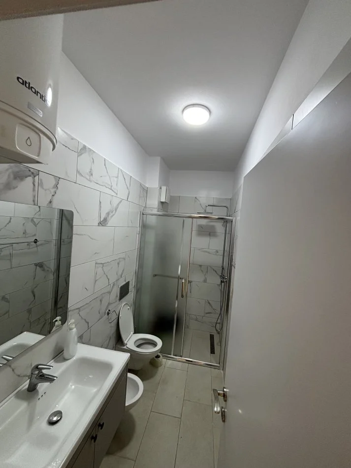 Tirane, jepet me qera apartament 2+1+Ballkon Kati 2, 100 m² 1.200 € (Komuna parisit)