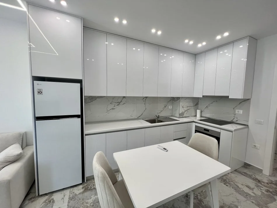 Tirane, jepet me qera apartament 1+1+Ballkon Kati 5, 60 m² 500 € (Paskuqan, Prane White Palace)