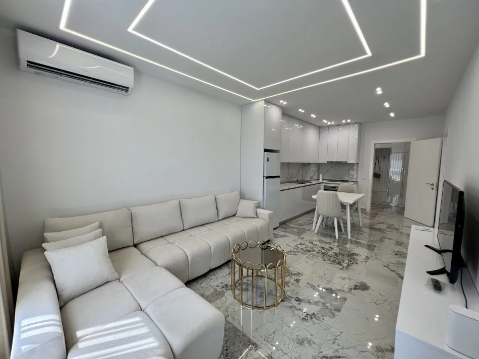 Tirane, jepet me qera apartament 1+1+Ballkon Kati 5, 60 m² 500 € (Paskuqan, Prane White Palace)