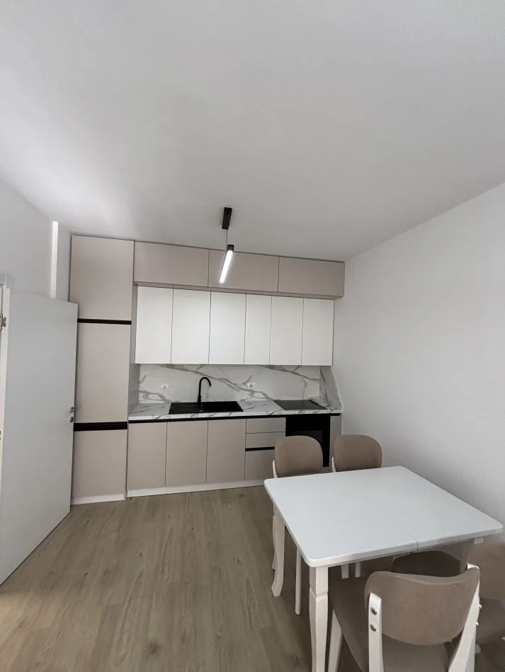 Tirane, jepet me qera apartament 2+1+Ballkon Kati 2, 100 m² 1.200 € (Komuna parisit)