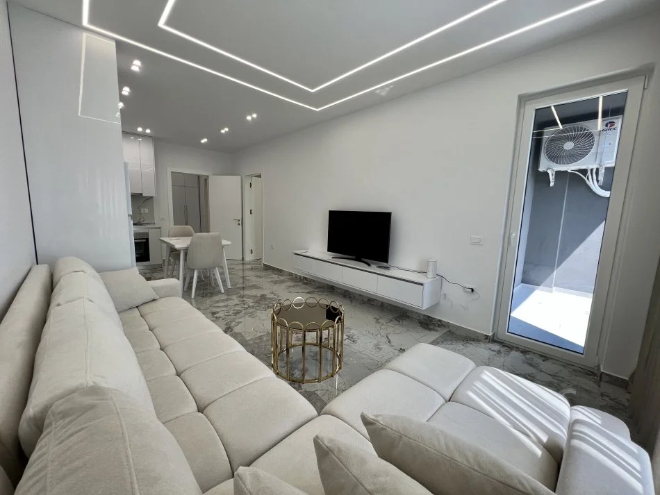 Tirane, jepet me qera apartament 1+1+Ballkon Kati 5, 60 m² 500 € (Paskuqan, Prane White Palace)