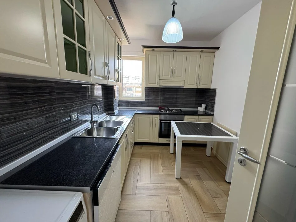 Tirane, jepet me qera apartament 2+1 Kati 4, 110 m² 900 € (Mozaiku i tiranes)