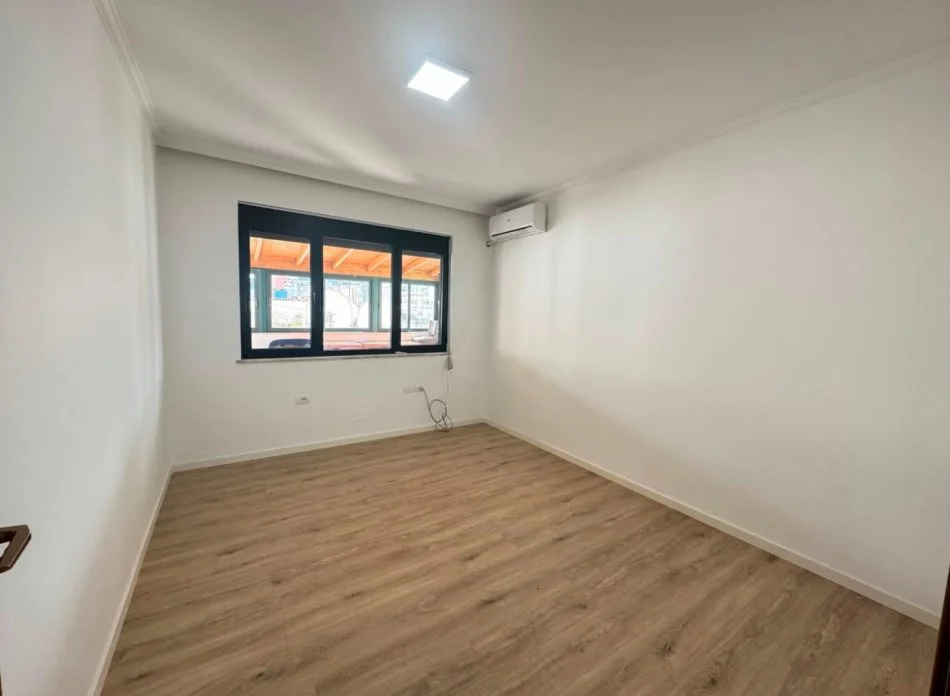 Tirane, jepet me qera zyre Kati 4, 160 m² 1.500 € (Prane LSI, Blllok)