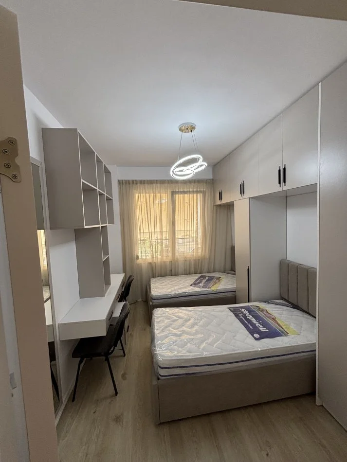 Tirane, jepet me qera apartament 2+1+Ballkon Kati 2, 100 m² 1.200 € (Komuna parisit)