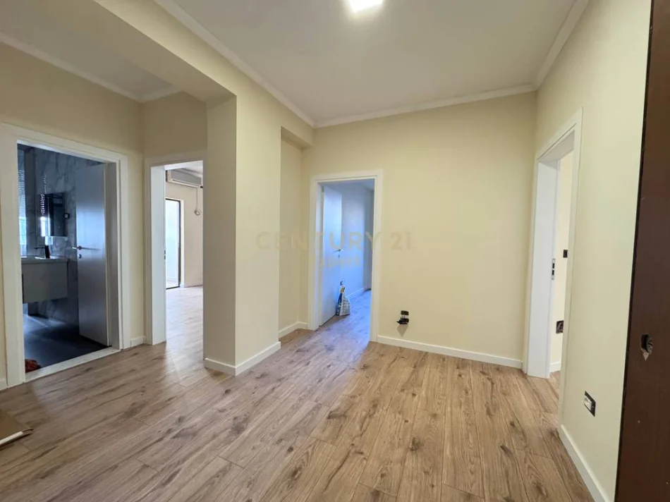 Tirane, jepet me qera ambjent biznesi Kati 1, 106 m² 1.500 € 