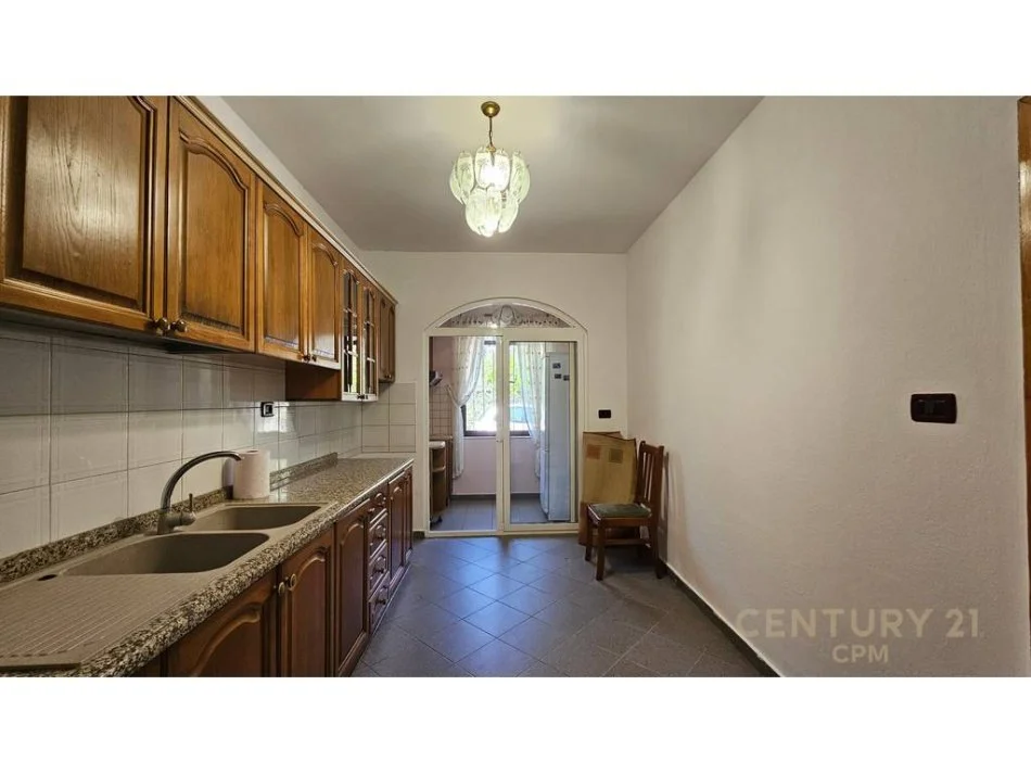 Tirane, jepet me qera Vile 2 Katshe Kati 2, 200 m² 1.600 € (Pallati i Brigadave)