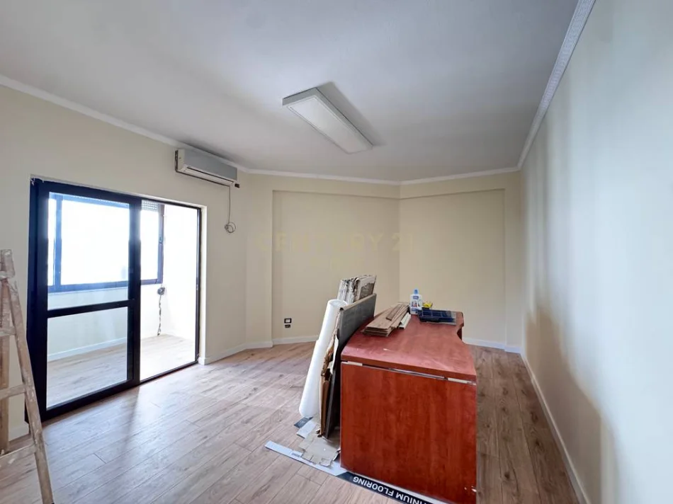 Tirane, jepet me qera ambjent biznesi Kati 1, 106 m² 1.500 € 