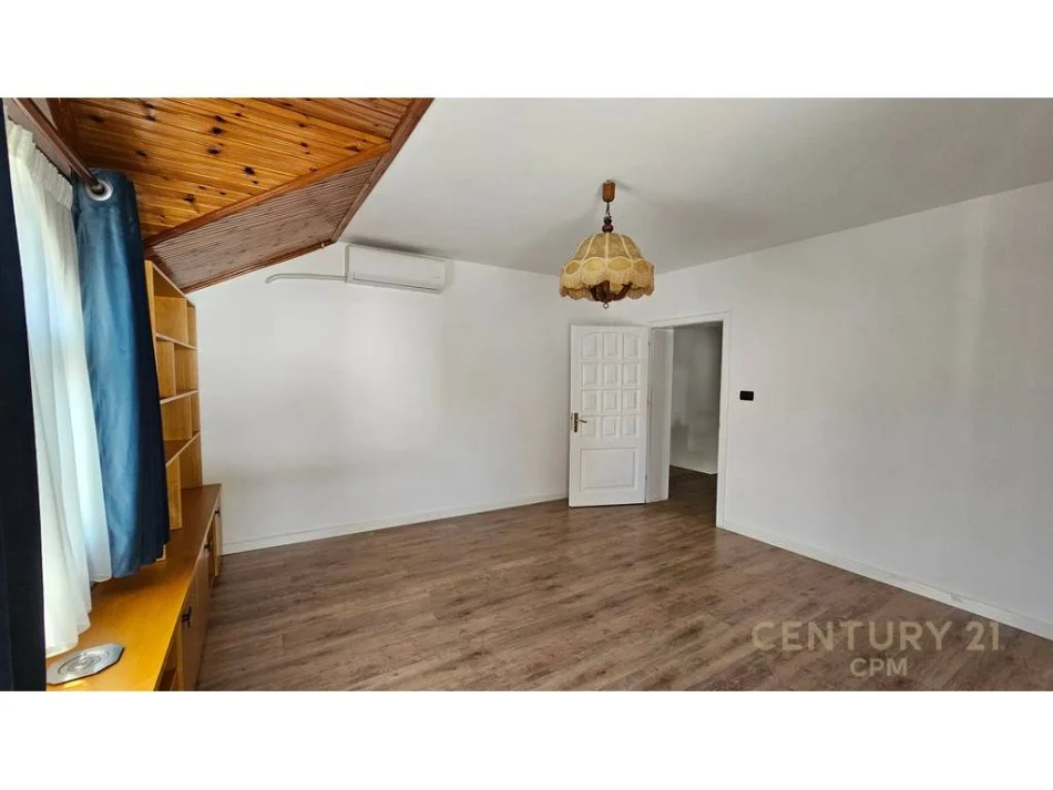 Tirane, jepet me qera Vile 2 Katshe Kati 2, 200 m² 1.600 € (Pallati i Brigadave)