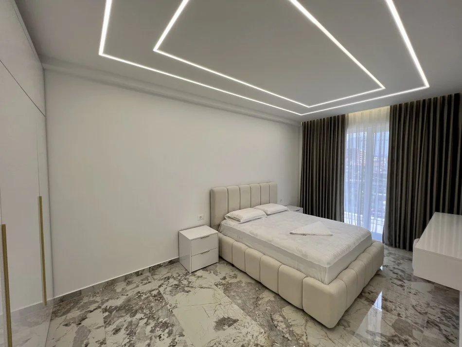 Tirane, jepet me qera apartament 1+1+Ballkon Kati 5, 60 m² 500 € (Paskuqan, Prane White Palace)