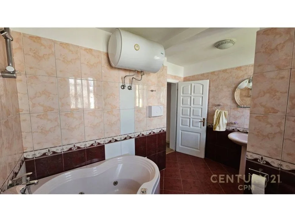 Tirane, jepet me qera Vile 2 Katshe Kati 2, 200 m² 1.600 € (Pallati i Brigadave)