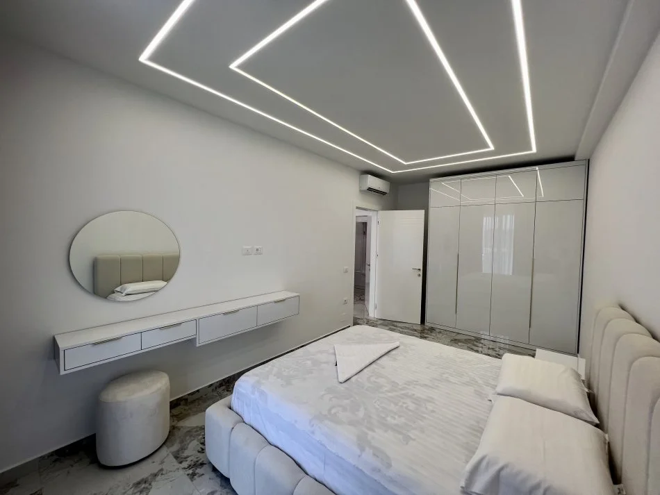 Tirane, jepet me qera apartament 1+1+Ballkon Kati 5, 60 m² 500 € (Paskuqan, Prane White Palace)