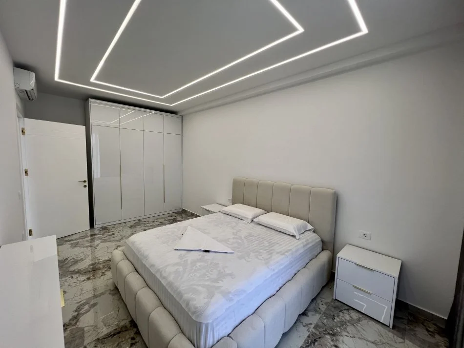 Tirane, jepet me qera apartament 1+1+Ballkon Kati 5, 60 m² 500 € (Paskuqan, Prane White Palace)